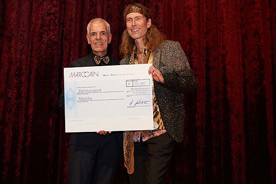Gastgeber Norbert Lock (Geschäftsführer Gesamtvertrieb Marc Cain) überreichte nach dem Film einen Scheck in Höhe von 10.000 Euro an Matto Barfuss für die Initiative (©Foto: Marc Cain) (gFoto:  Marc Cain)